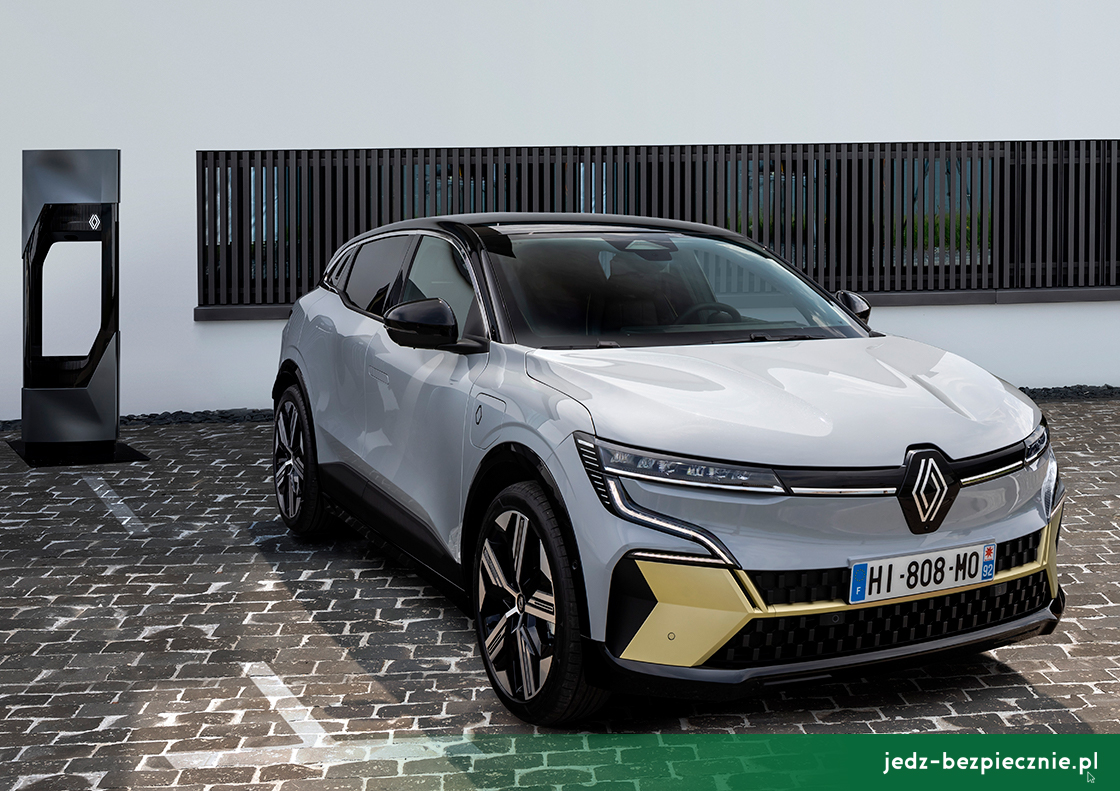 Premiera tygodnia - Renault Megane E-Tech - przód auta przy ładowarce elektrycznej